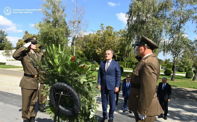 XİN başçısı “Xorvat qurbanlarının səsi – Ağrı divarı” abidəsini ziyarət edib