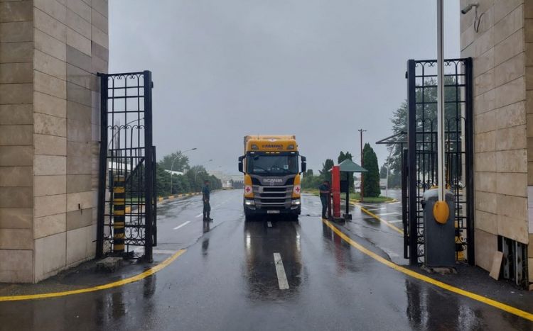 Rusiya Qızıl Xaç Cəmiyyətinin Qarabağ erməniləri üçün göndərdiyi ərzaq dolu TIR Ağdam istiqamətində hərəkət edir<font color=red> - FOTOLAR</font>