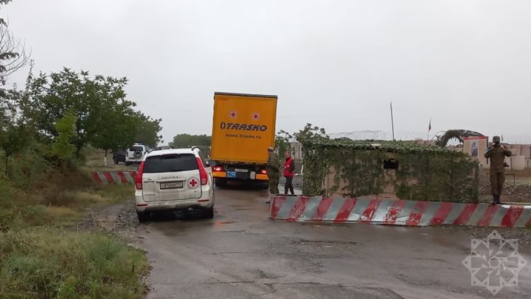 Rusiya Qızıl Xaç Cəmiyyətinin göndərdiyi humanitar yük avtomobili Ağdamdan Xankəndiyə yola düşüb<font color=red> - FOTOLAR</font>