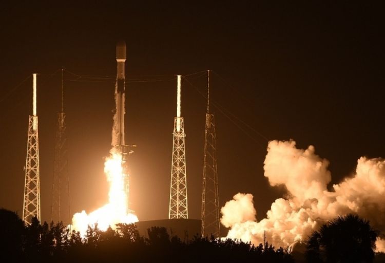 “SpaceX” növbəti internet peykləri qrupunu orbitə çıxarıb