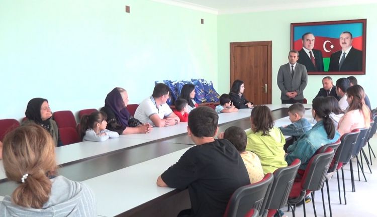 Culfada sosial qayğıya ehtiyacı olan 15 şagirdə pulsuz məktəbli forması və dərs ləvazimatları verilib<font color=red> - FOTOLAR</font>