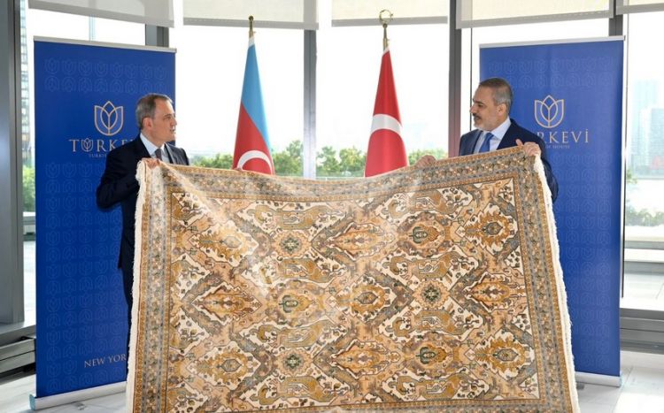 Ceyhun Bayramov Hakan Fidana Qarabağ xalçası hədiyyə edib