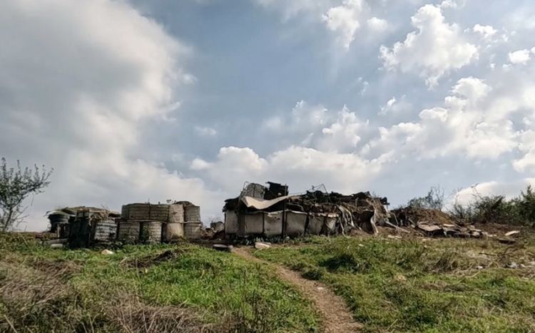 Şuşa-Xankəndi yolunda tərk edilmiş döyüş mövqelərinin kadrları yayılıb<font color=red> - VİDEO</font>