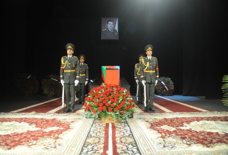 Azərbaycanın Milli Qəhrəmanı Riad Əhmədov ilə vida mərasimi keçirilir