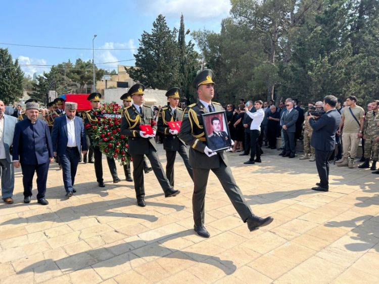 Azərbaycanın Milli Qəhrəmanı Riad Əhmədov İkinci Fəxri xiyabanda dəfn olunub<font color=red> - FOTOLAR</font>