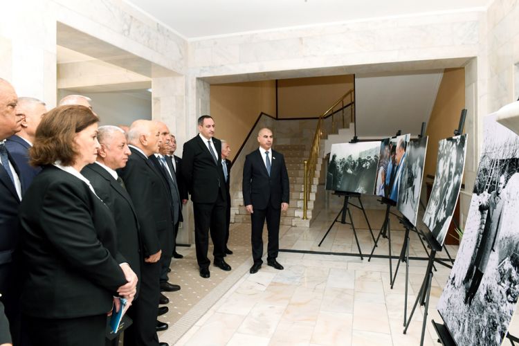 Ali Məclis Ulu Öndər Heydər Əliyevin anadan olmasının  100 illik yubileyi münasibətilə sərgi təşkil edib<font color=red> - FOTOLAR</font>