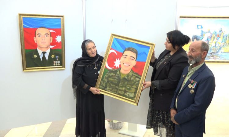Rəssam Şəmsəddin Böyükdüzlüdən şəhid ailələrinə hədiyyə <font color=red> - VİDEO</font>