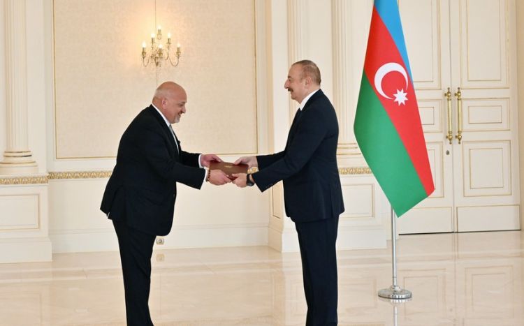 İlham Əliyev İordaniyanın ölkəmizdə yeni təyin olunmuş səfirinin etimadnaməsini qəbul edib