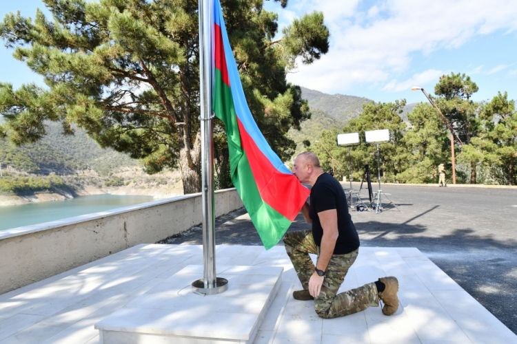 Prezident İlham Əliyev Sərsəng su anbarının ərazisində Azərbaycan Respublikasının Dövlət Bayrağını ucaldıb<font color='red'> - YENİLƏNİB</font><font color=red> - FOTOLAR</font>