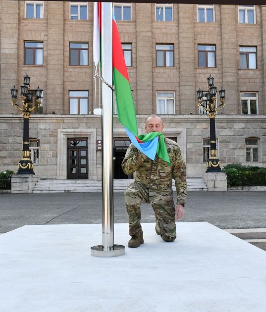 Prezident İlham Əliyev Xankəndi şəhərində Azərbaycan Respublikasının Dövlət Bayrağını ucaldıb və çıxış edib <font color='red'> - YENİLƏNİB</font><font color=red> - FOTOLAR</font>
