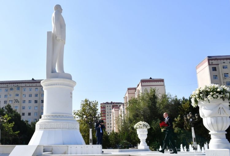 Prezident İlham Əliyev Sumqayıt şəhərində Ulu Öndər Heydər Əliyevin abidəsini ziyarət edib<font color=red> - FOTOLAR</font>