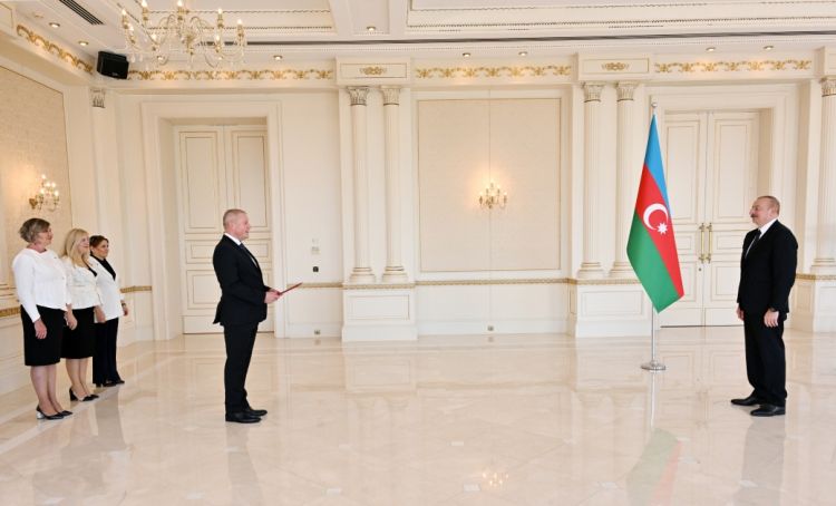 Prezident İlham Əliyev Latviyanın Azərbaycanda yeni təyin olunmuş səfirinin etimadnaməsini qəbul edib<font color='red'> - YENİLƏNƏCƏK</font><font color=red> - FOTOLAR</font>
