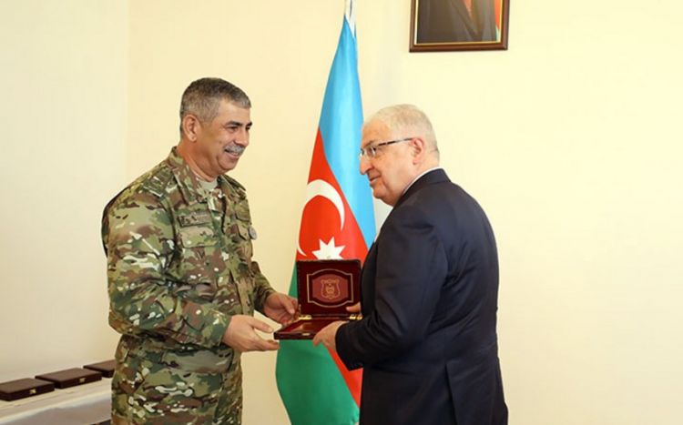 Azərbaycan Türkiyə, Tacikistan, Qazaxıstan və Özbəkistan müdafiə nazirlərini təltif edib<font color=red> - FOTOLAR</font>