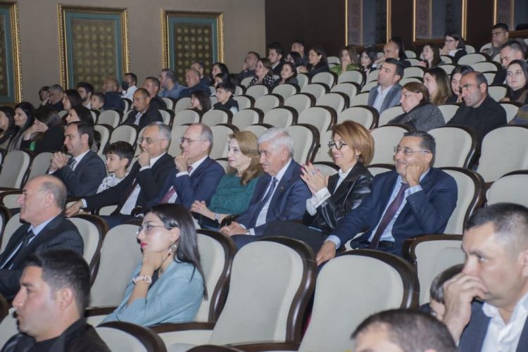 Heydər  Əliyev  Sarayında Xalq  Artisti Fidan Hacıyevanın solo konserti olub<font color=red> - FOTOLAR</font>
