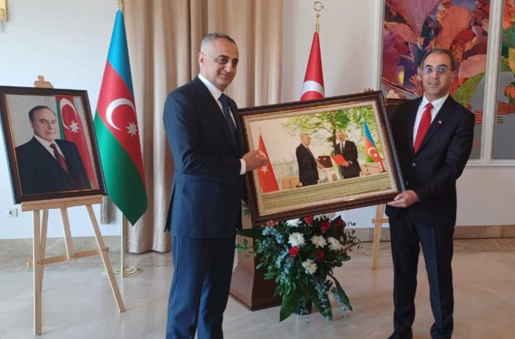 Səlahiyyətli nümayəndə Fuad Nəcəfli  Türkiyənin Naxçıvandakı baş konsulu Asip Kayaya hədiyyə təqdim edib