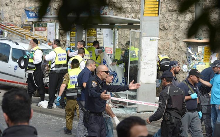 İsrailin Qüds şəhərində polisə bıçaqla hücum olub, ölən və yaralanan var