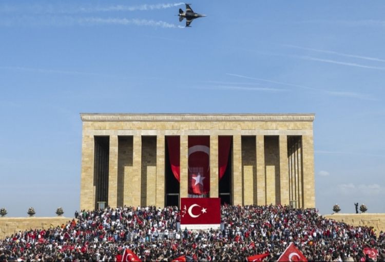 Cümhuriyyətin 100 illiyi münasibətilə Anıtqəbri rekord sayda insan ziyarət edib