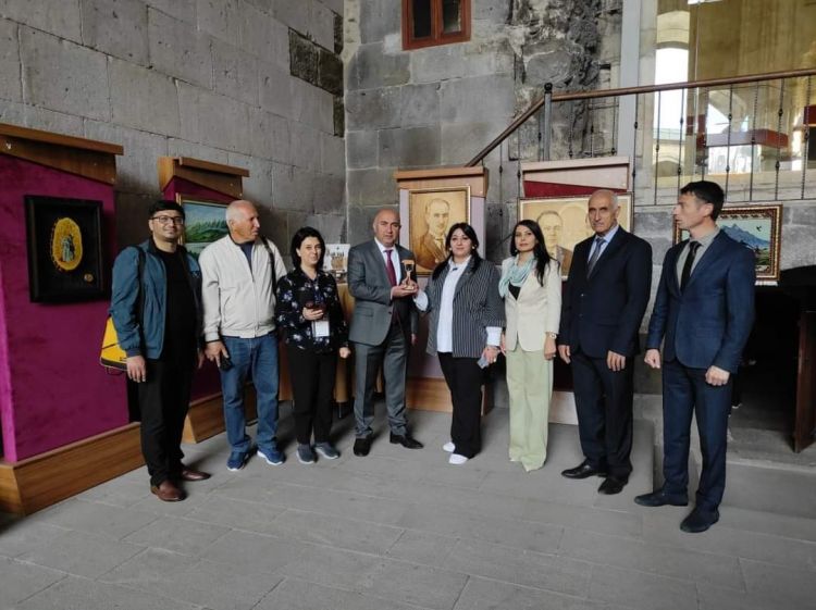 Ərzurum şəhərində Türkiyə Cümhuriyyətinin və Ulu öndər Heydər Əliyevin 100 illiyi münasibətilə rəsm sərgisi açılıb<font color=red> - FOTOLAR</font>