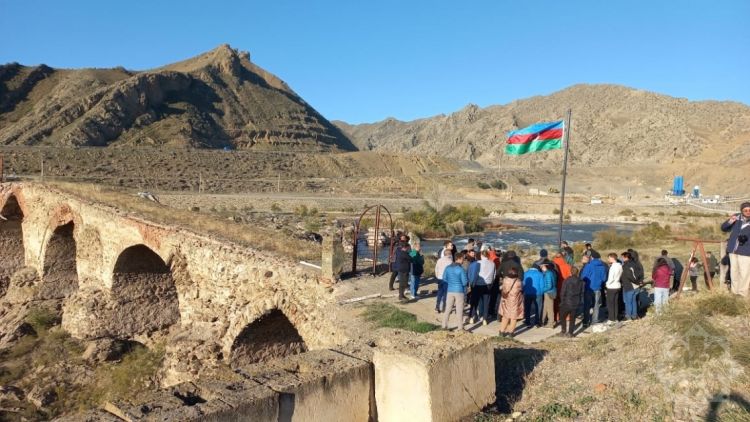 Beynəlxalq səyyahlar Cəbrayılda Xudafərin körpüsündə olublar