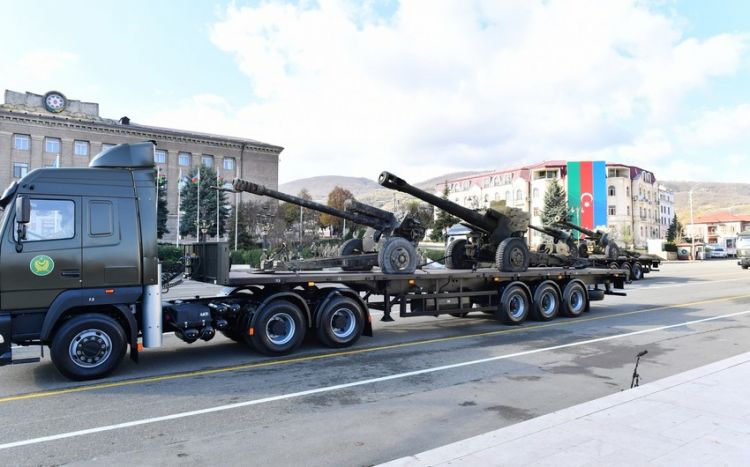 Xankəndidəki paradda ermənilərdən hərbi qənimət kimi götürülən tank və texnikalar nümayiş etdirilib<font color=red> - FOTOLAR</font>