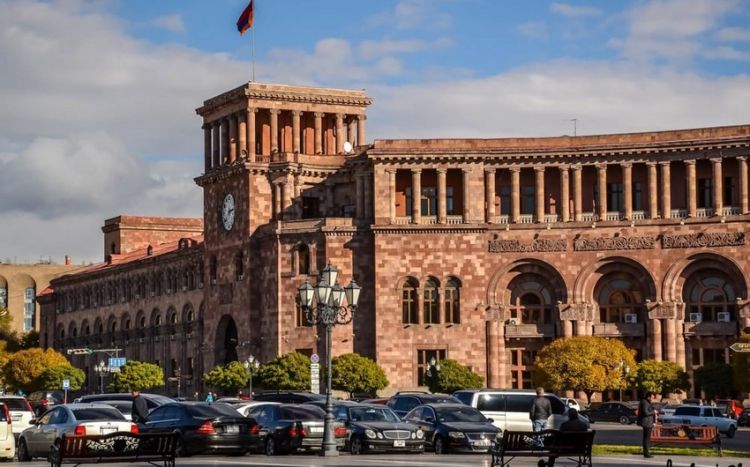 "Hraparak": "Ermənistan hökumətində kadr böhranı var"
