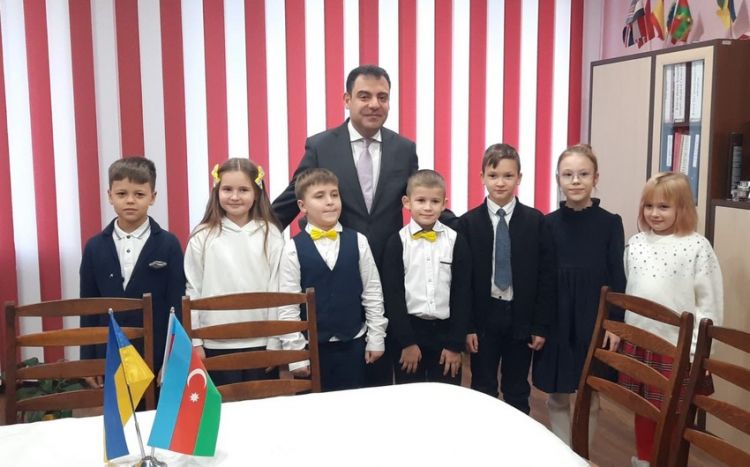 İrpendəki Zərifə Əliyeva adına liseyə Azərbaycan dili dərslikləri təhvil verilib