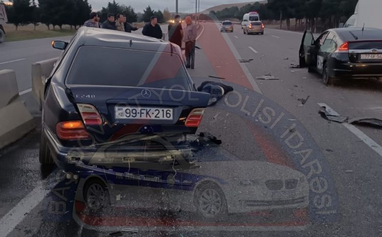 Bakıda yolda dayanan nasaz avtomobil ağır qəzaya səbəb olub, iki nəfər ölüb<font color=red> - FOTOLAR</font>