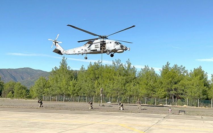 “Doğu Akdeniz-2023”: Azərbaycan xüsusi təyinatlıları şərti düşmən arxasına helikopterdən enmə tapşırıqları icra edib<font color=red> - VİDEO</font>