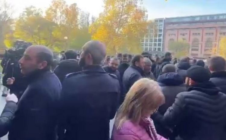 İrəvanda hökumət evinin qarşısında etiraz aksiyası keçirilir