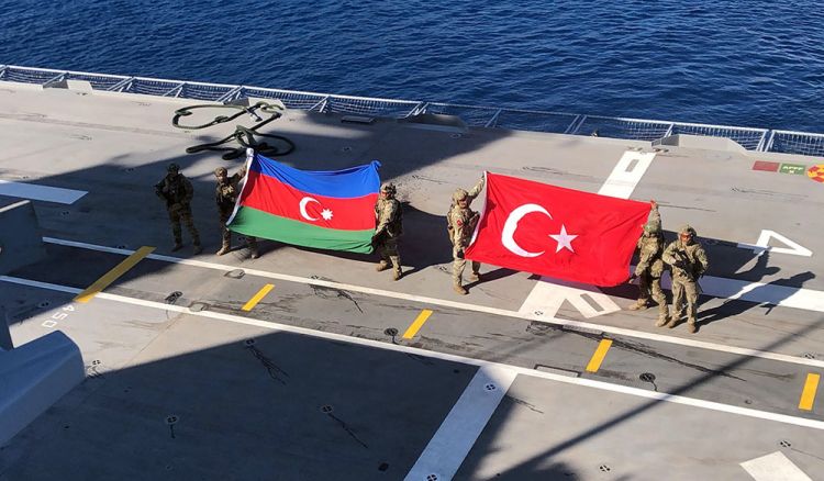 “Doğu Akdeniz-2023” təlimi: Helikopterlərdən gəmiyə enən hərbçilər Azərbaycan və Türkiyə bayraqlarını qaldırıb<font color=red> - VİDEO</font>