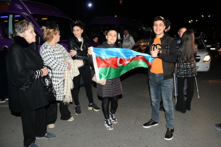 Füzuli şəhərinə növbəti köç karvanı yola düşüb<font color=red> - FOTOLAR</font>