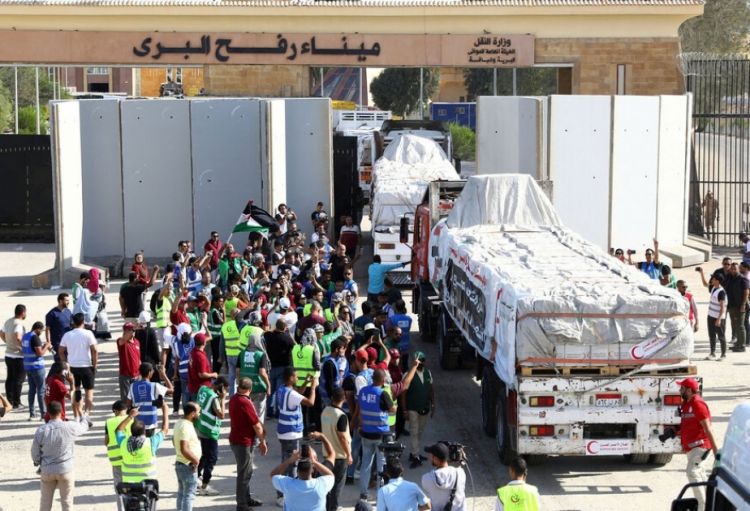 Humanitar yardım və yanacaq daşıyan yük maşınları Qəzza zolağına daxil olub