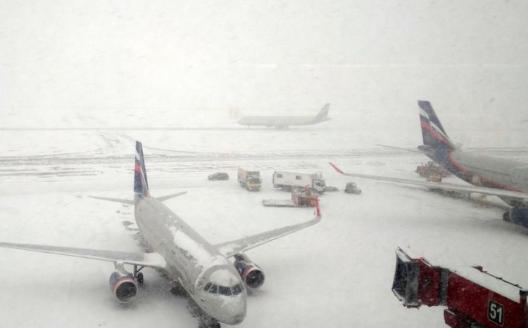 Əlverişsiz hava şəraiti Moskva aeroportlarında problem yaradıb