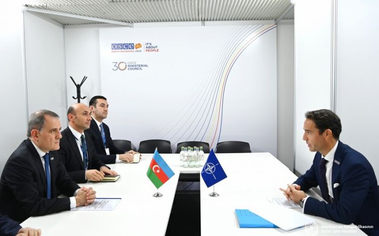 Ceyhun Bayramov NATO nümayəndəsi ilə regional məsələləri müzakirə edib