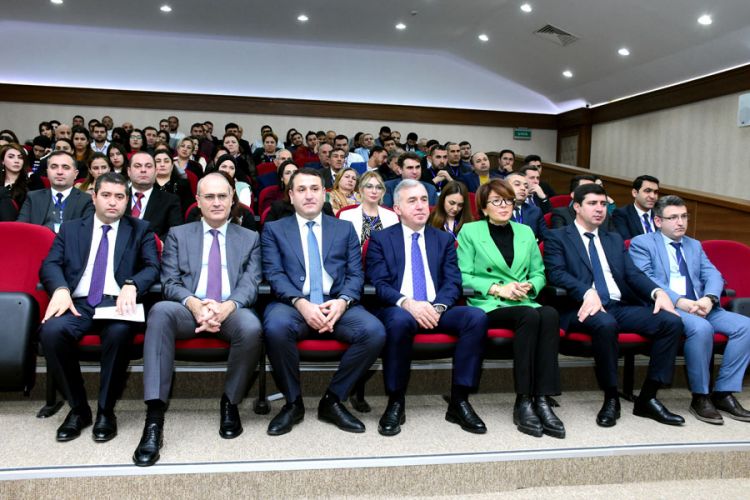 Naxçıvanda “Tibb və əczaçılıq biznesinin inkişafı” forumu keçirilib<font color=red> - VİDEO</font>