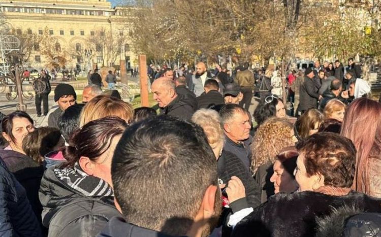 İrəvanda balıqçılar aksiya keçirirlər