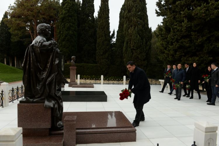 Naxçıvanın Bakıdakı daimi nümayəndəliyinin kollektivi Ulu Öndərin məzarını ziyarət edib<font color=red> - FOTOLAR</font>
