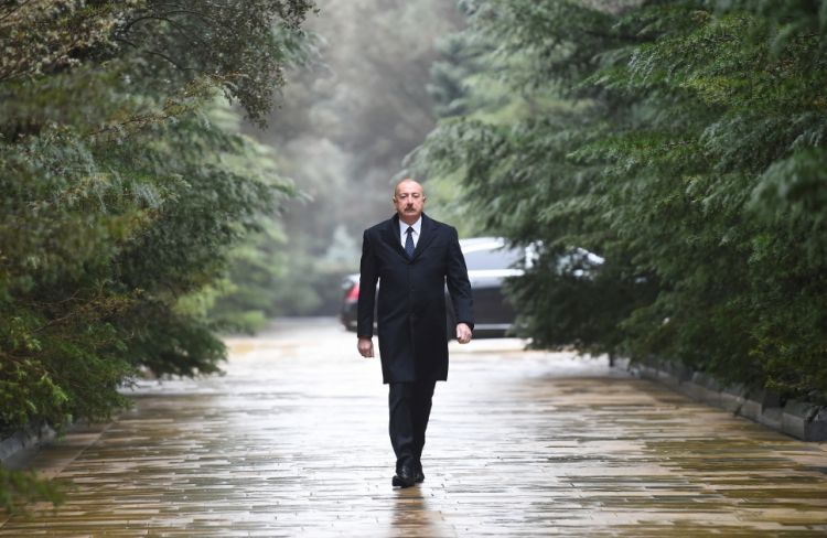 Prezident İlham Əliyev Ümummilli Lider Heydər Əliyevin məzarını ziyarət edib<font color='red'> - YENİLƏNİB</font><font color=red> - FOTOLAR</font>