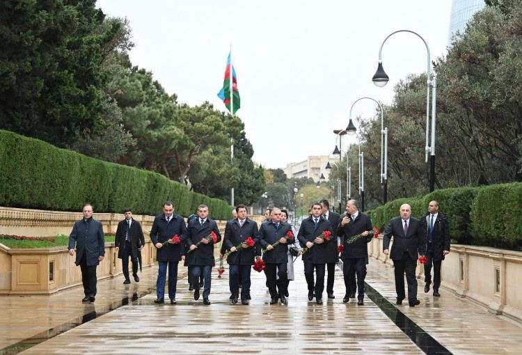 Gürcüstan parlamentinin sədri Ulu Öndərin məzarını ziyarət edib<font color=red> - FOTOLAR</font>