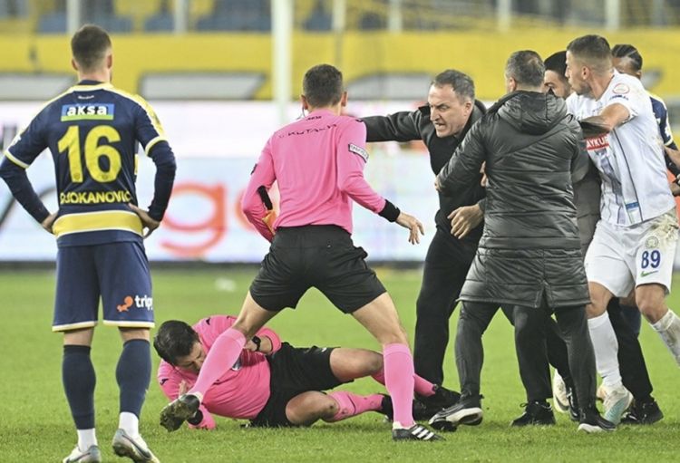Türkiyədə hakimi vuran klub prezidenti saxlanılıb, bütün oyunlar təxirə salınıb