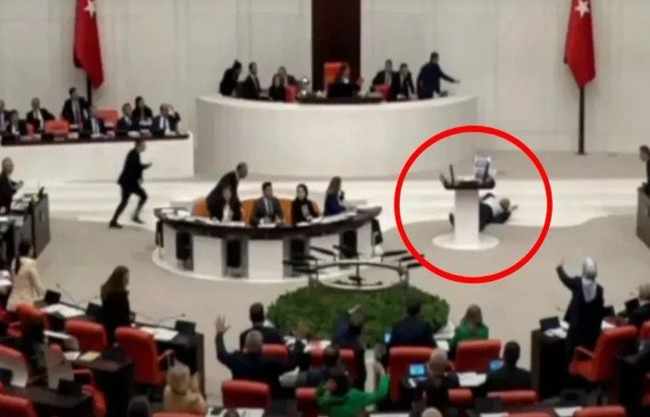 Türkiyəli deputat parlamentdə çıxışı zamanı huşunu itirib 
