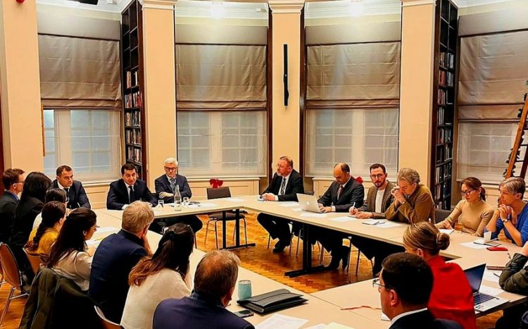 Hikmət Hacıyev RUSI Britaniya İnstitutunda görüş keçirib