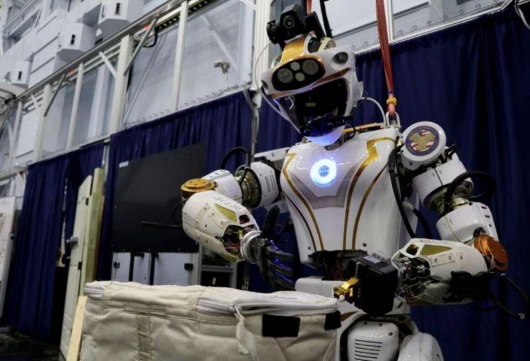 İnsanabənzər robotlar kosmosda çalışacaq