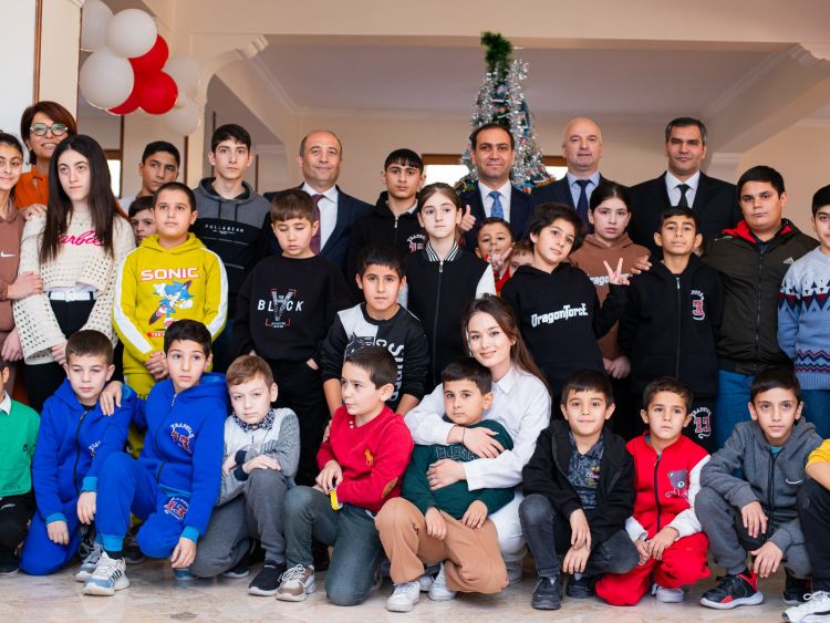 Ordubad şəhər tam orta internat məktəbinin  şagirdlərinə Yeni il hədiyyələri təqdim edilib<font color=red> - FOTOLAR</font>