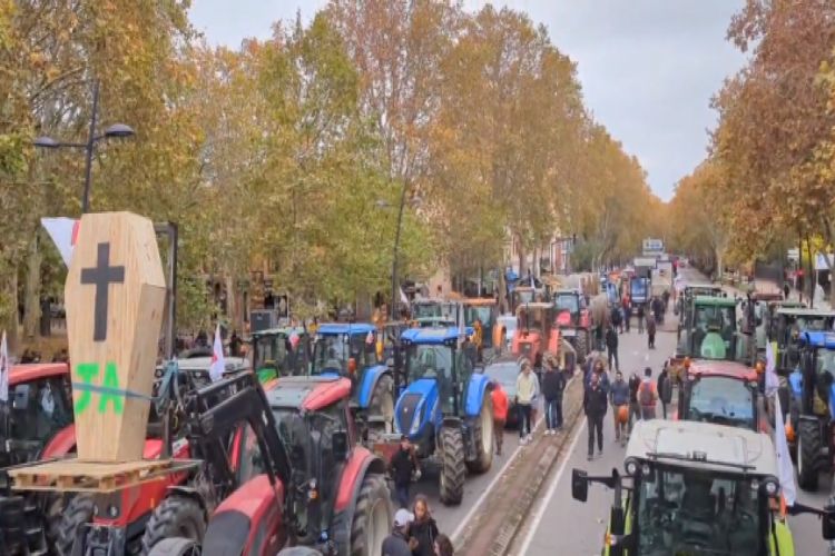 Fransada hökumətə etiraz edən fermerlər Parisin “mühasirəsini” davam etdirirlər