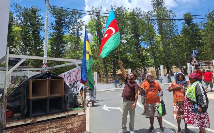Yeni Kaledoniyada Fransaya qarşı etiraz aksiyası keçirilib, Azərbaycan bayrağı qaldırılıb<font color=red> - FOTOLAR</font>