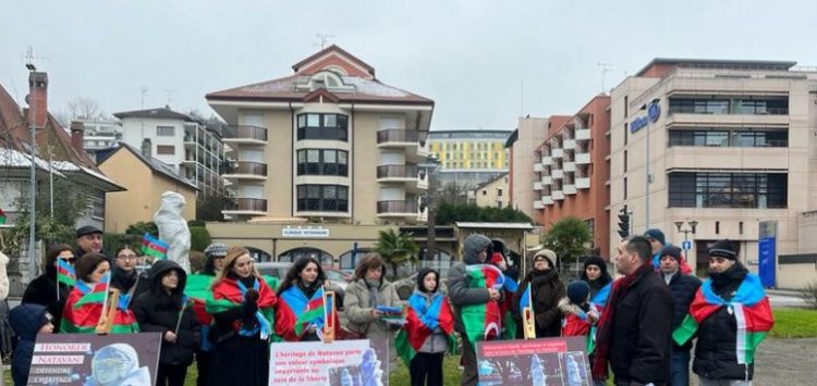 Fransada yaşayan azərbaycanlılar Evian şəhərində etiraz aksiyası keçirir