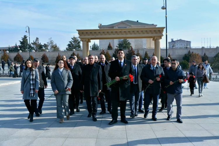 Naxçıvan Dövlət Universitetinin kollektivi  Şəhidlər xiyabanını ziyarət edib<font color=red> - FOTOLAR</font>