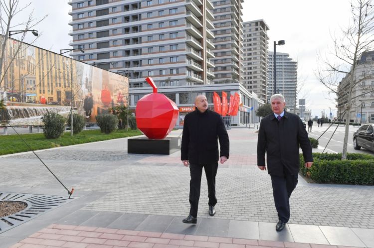 Prezident İlham Əliyev Bakı Ağ Şəhərin Mərkəzi Park Kvartalında tikinti, abadlıq işləri və Ofis binasında yaradılan şərait ilə tanış olub<font color='red'> - YENİLƏNİB</font><font color=red> - FOTOLAR</font>