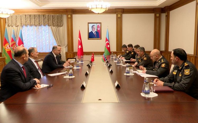 Azərbaycanın müdafiə naziri Türkiyənin Milli Müdafiə Universitetinin rektoru ilə görüşüb